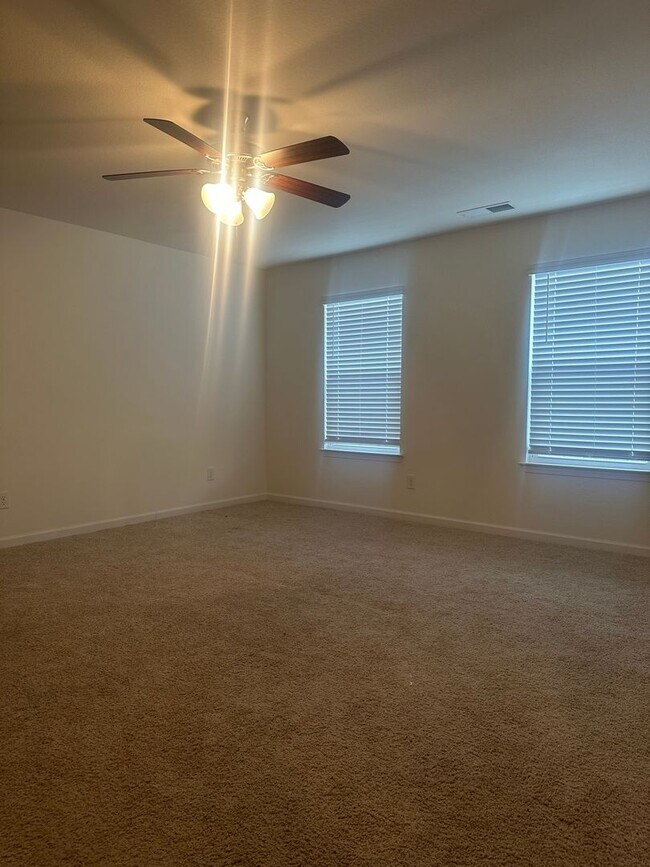 Building Photo - OPEN HOUSE Wed. 4/22 from 5pm to 7pm!  Come tour this spacious 3Bed/2.5Bath home in Maryville Cit...