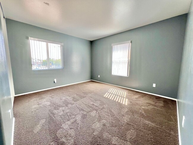 Building Photo - Spacious 4 Bed, 3 Bath Two-Story Home with...