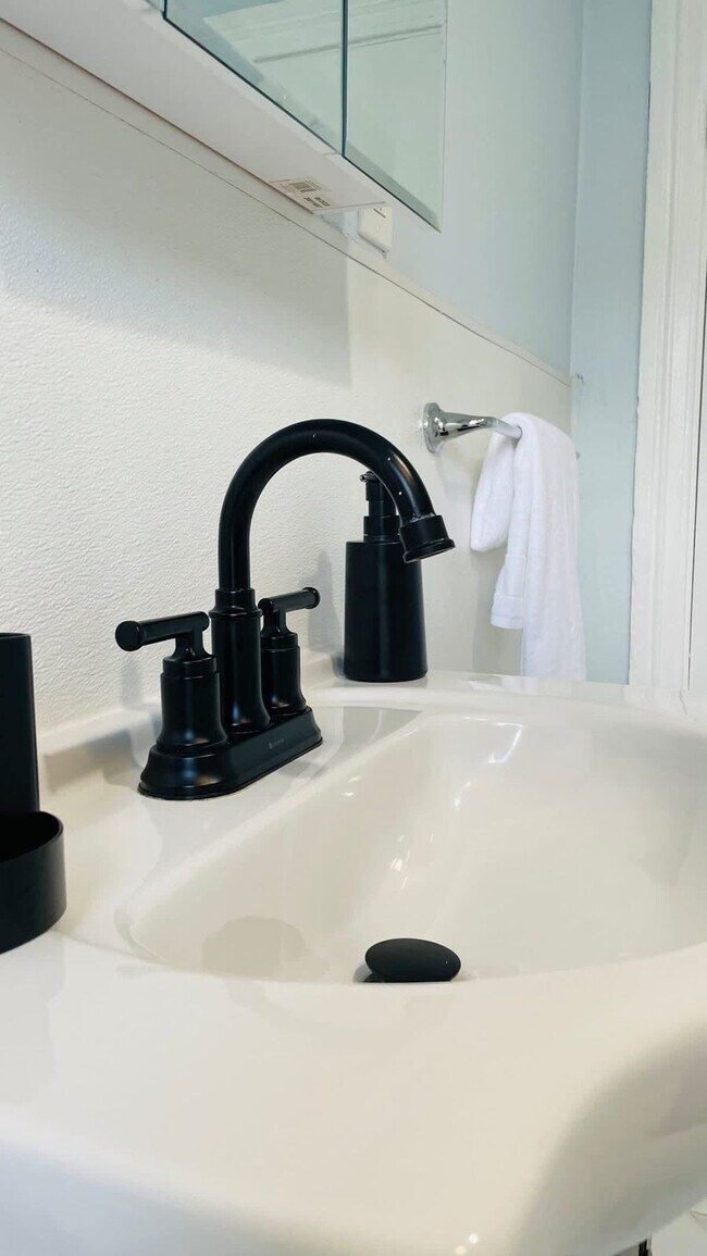 Building Photo - 25 Andem St