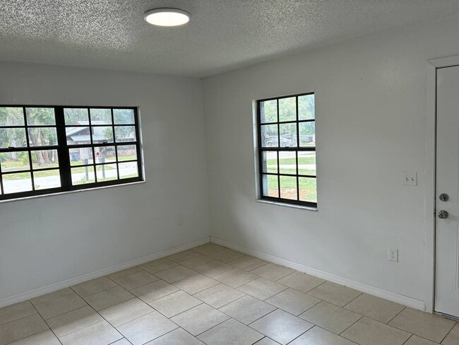 Building Photo - 2-Bedroom Duplex in North Lakeland