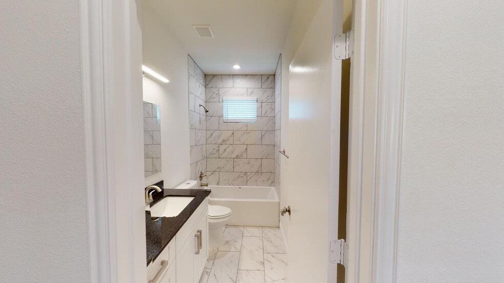 Building Photo - Beautifully renovated Bishop Arts District home near Lake Cliff Park