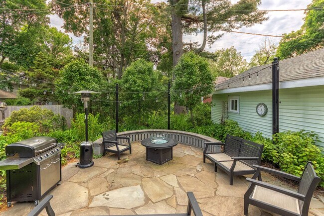 Building Photo - Charming Fully Furnished Three Bed, Two Ba...