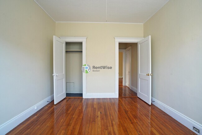 Building Photo - 224 Kelton St