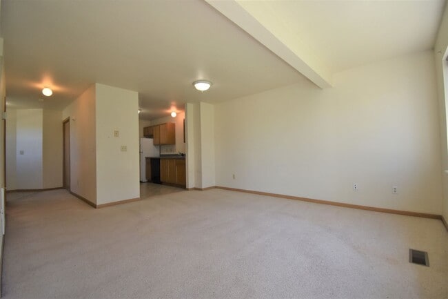 Building Photo - 3Bed 1.5Ba Townhouse with GARAGE! Great Location!