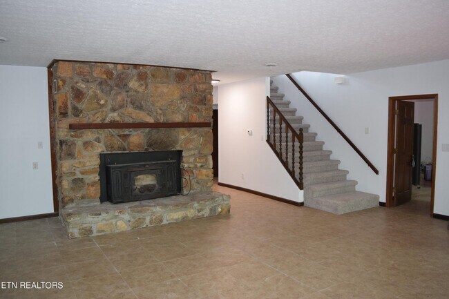 Building Photo - 289 Dark Hollow Rd N