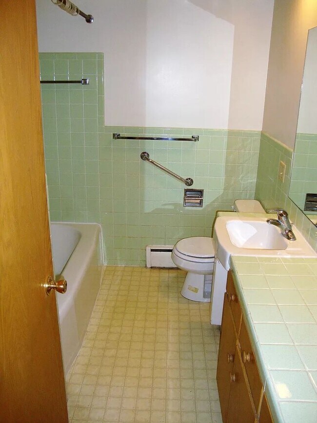 Building Photo - Great Location! 1-bed 1-bath Apartment located in the Vilas Area