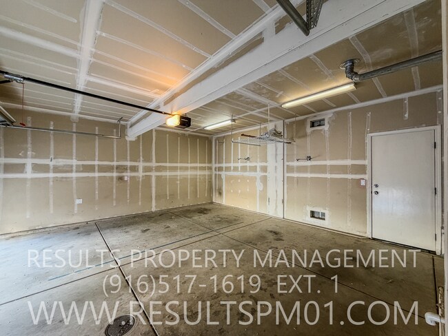 Building Photo - Lovely Courtyard Home 3 Bedroom w Bonus Rm