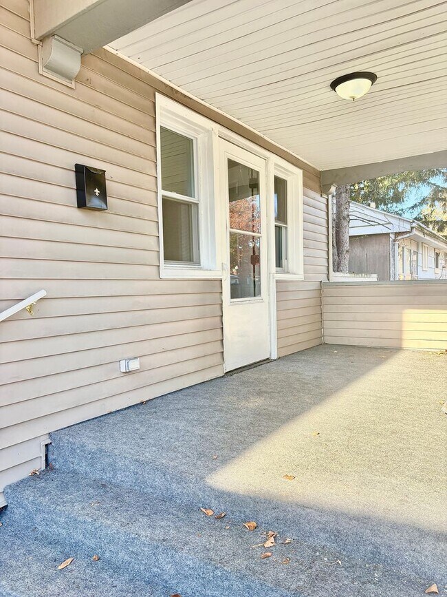 Building Photo - 1243 Portage Ave