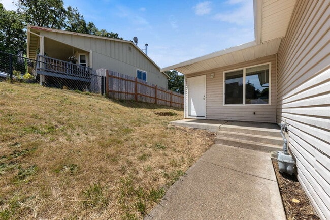 Building Photo - Spacious 3 bedroom Duplex