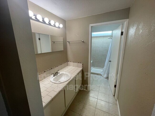 Building Photo - 5510 NW Innisbrook Pl