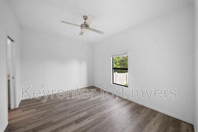 Building Photo - 26483 Sandhill Blvd