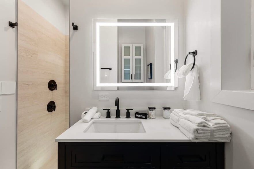 Building Photo - 1543 N Claremont Ave