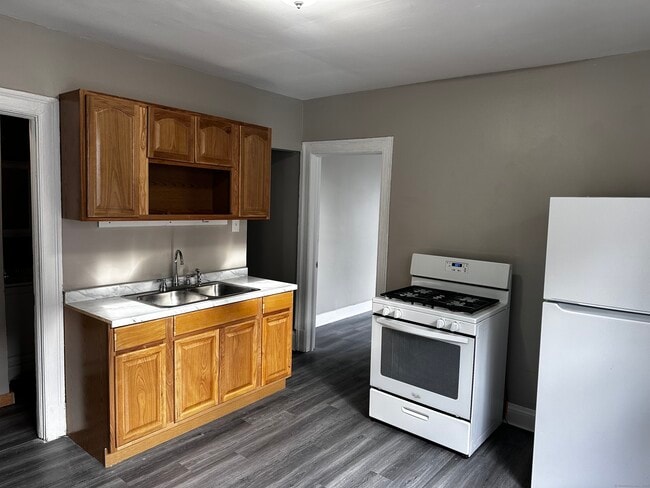 Building Photo - 19 Colonial St