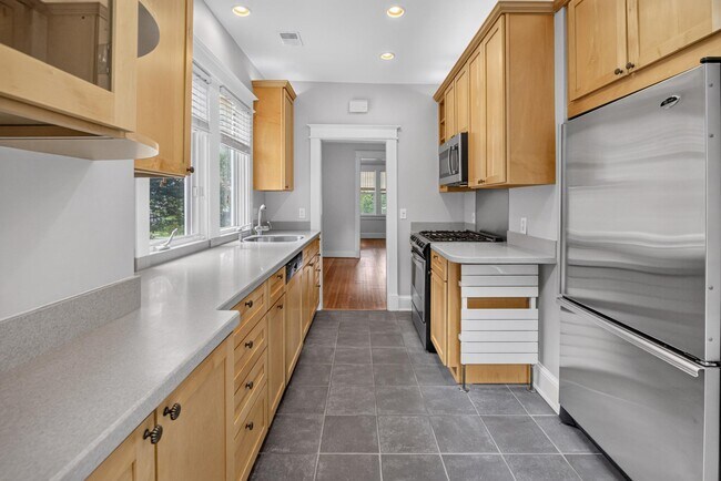 Building Photo - 7013 Maple Ave