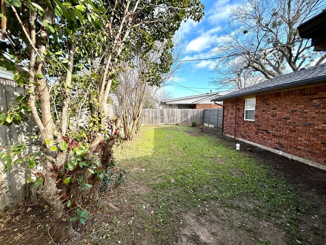 Building Photo - 3804 SE Dorchester Dr