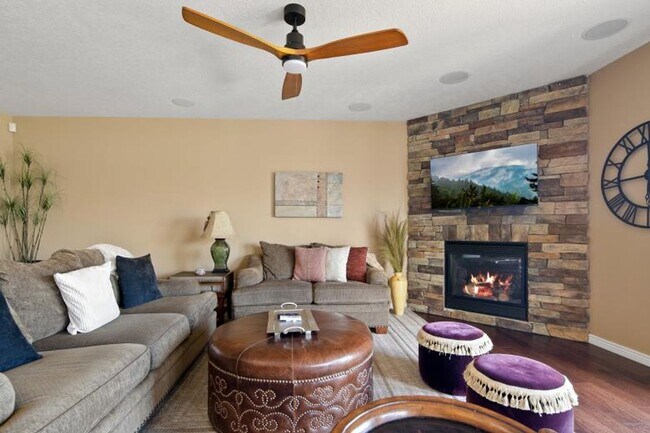Building Photo - Fully Furnished Mid-Century Modern home wi...