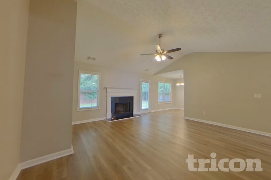 Building Photo - 20 E Lawn Dr