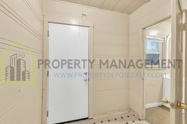 Building Photo - Looking for a charming 2-bedroom, 1-bath s...