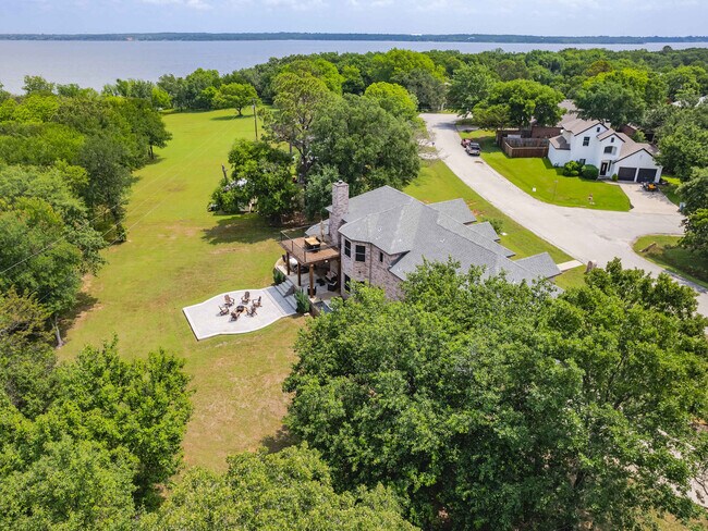 Building Photo - 200 Cove Dr