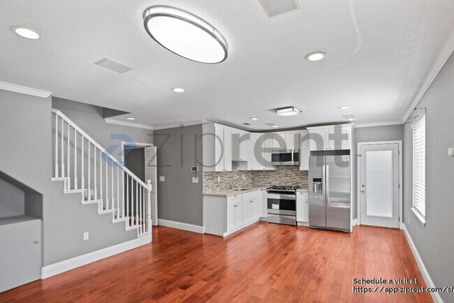 Building Photo - 51 Viola St