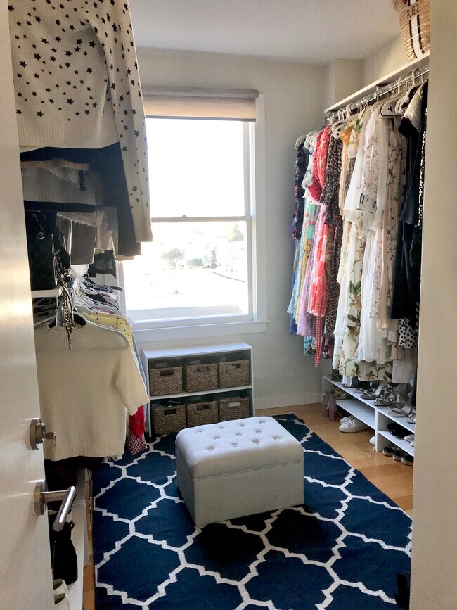 Building Photo - 1990 Green St