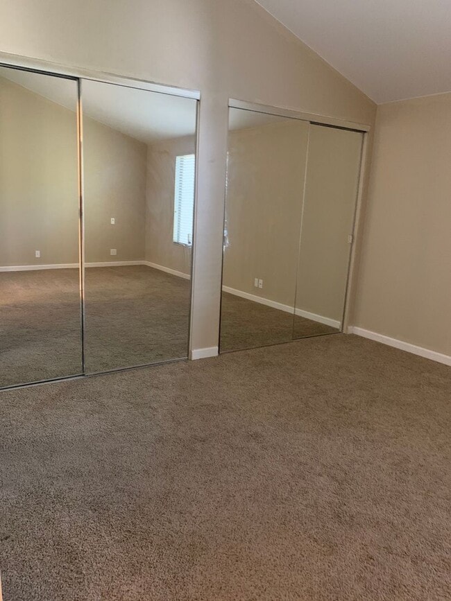 Building Photo - Two-bedroom Tri-Level Condo