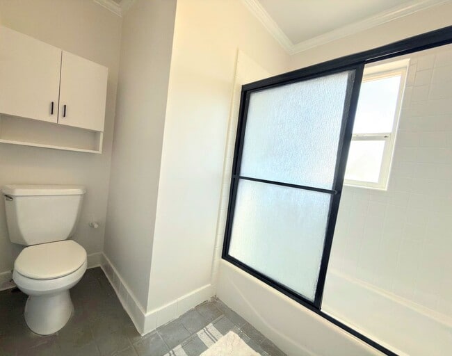 Building Photo - Newly Updated 2-Bedroom Home