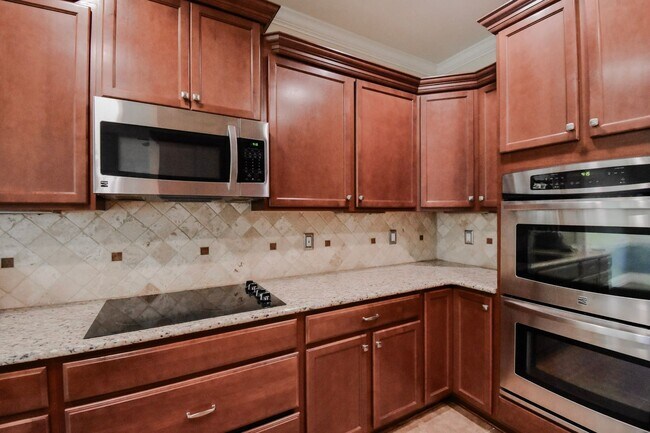 Building Photo - 4 Bedroom 2.5 Bathroom- Small Dogs Considered