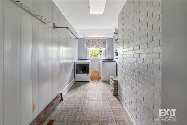 Building Photo - Beautiful 4 Bedroom, 2.5 Bath home Near Ke...