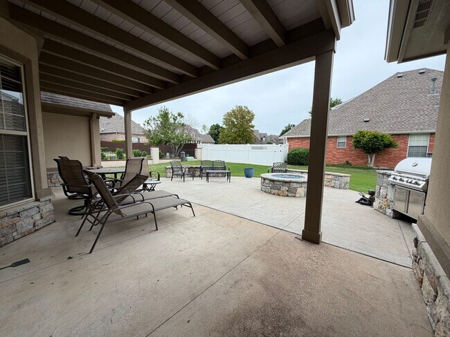 Building Photo - 3605 N Narcissus Ave