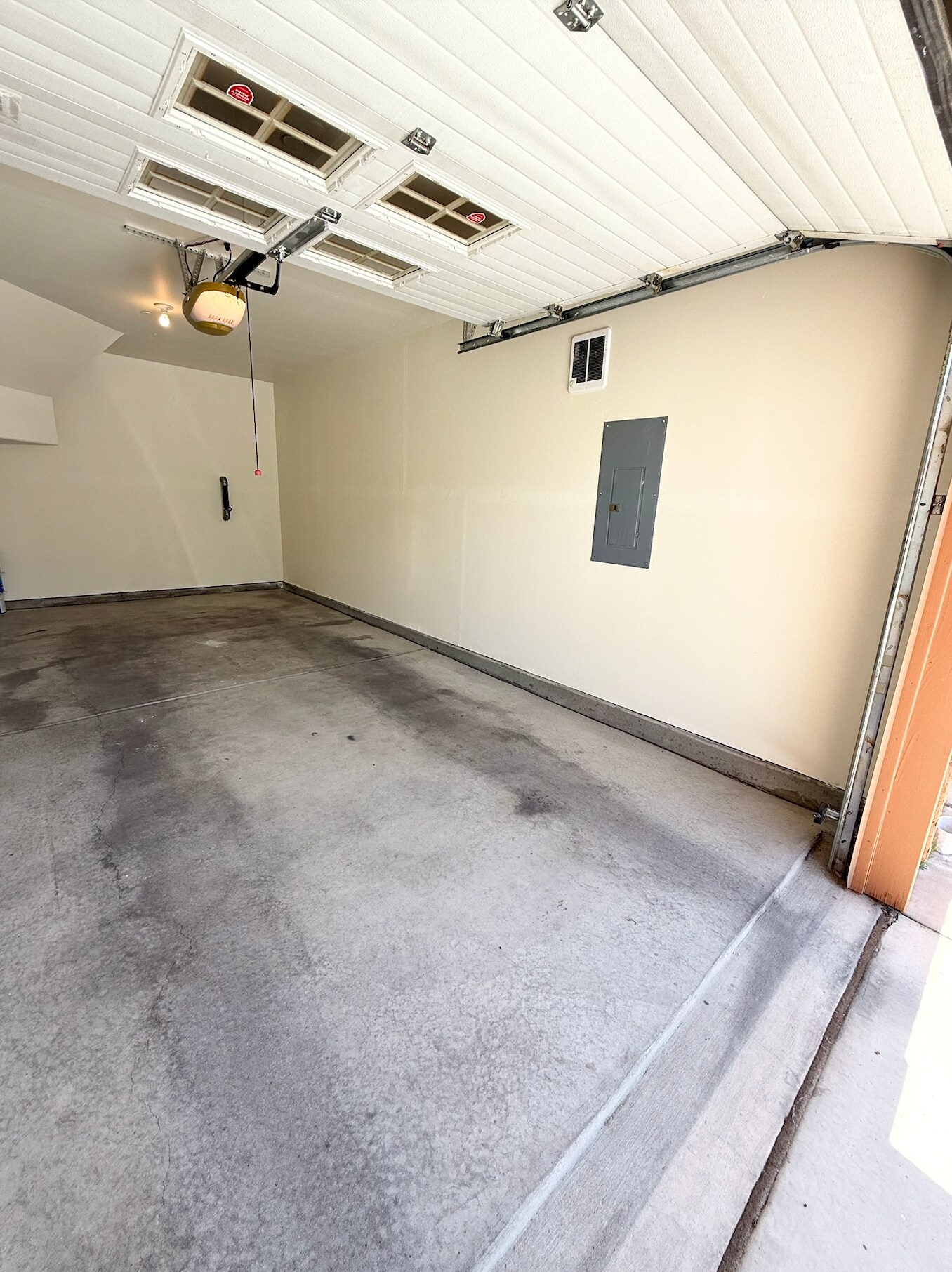 Attached Garage - 601 Menaul Blvd NE