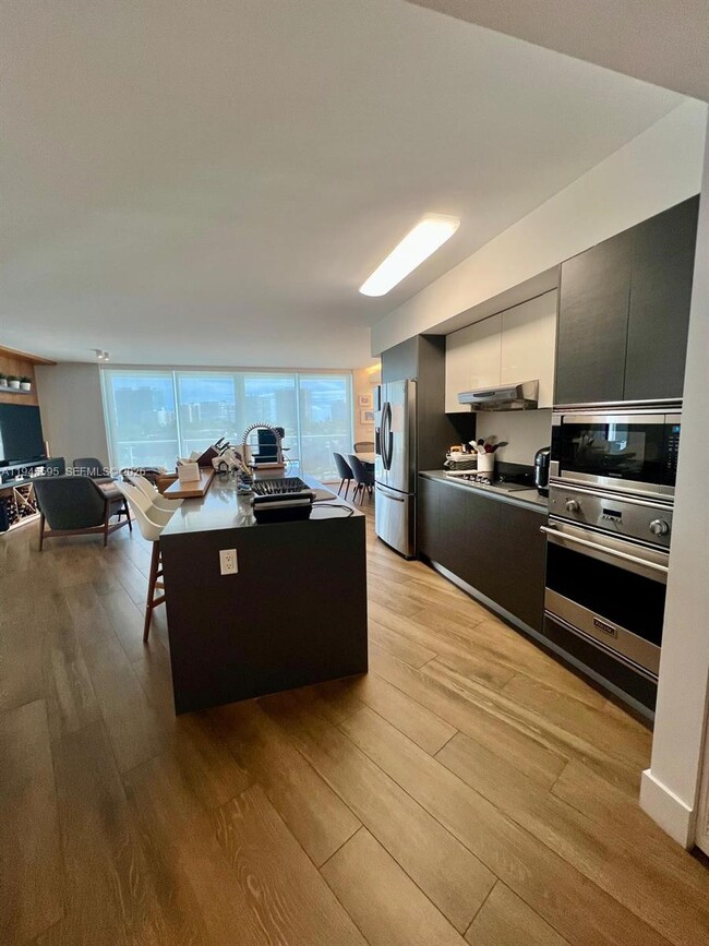 Building Photo - 9821 E Bay Harbor Dr