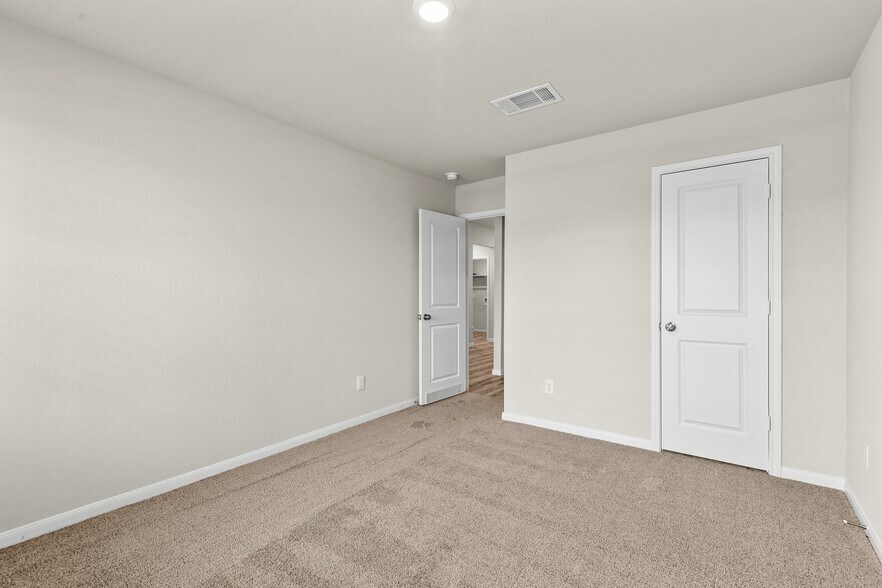 Building Photo - 15011 Maskette Ave