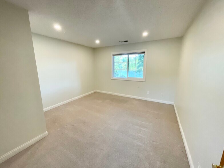 Building Photo - 3660 Pilot Knob Rd