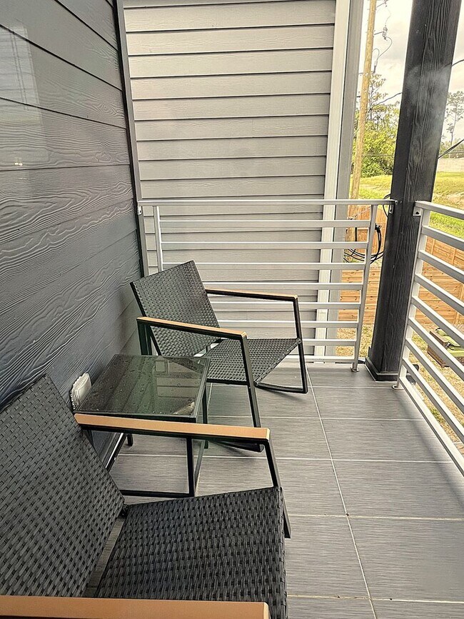 Building Photo - Like New and Close to IAH and Humble Area