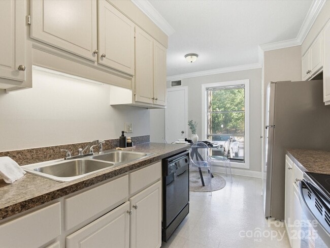 Building Photo - 7925 Charter Oak Ln