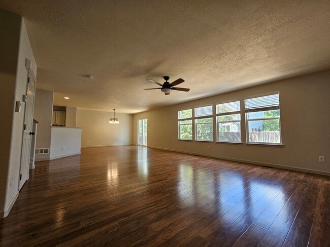 Building Photo - Super Beautiful Englewood 3 Bedroom Home A...