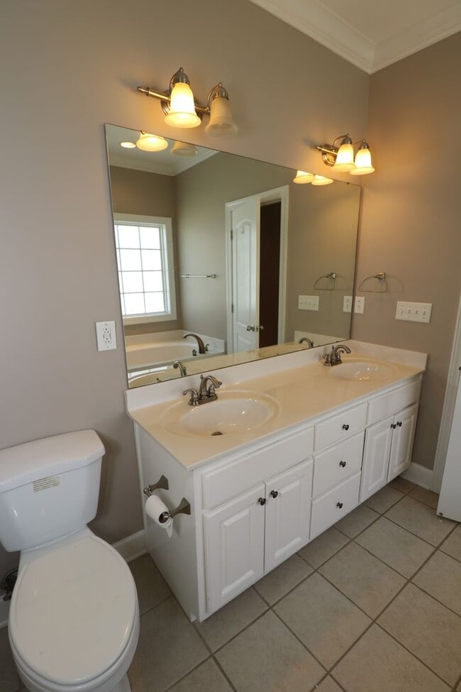 Building Photo - GREAT RENTAL IN FOX HOLLOW SUBDIVISION!