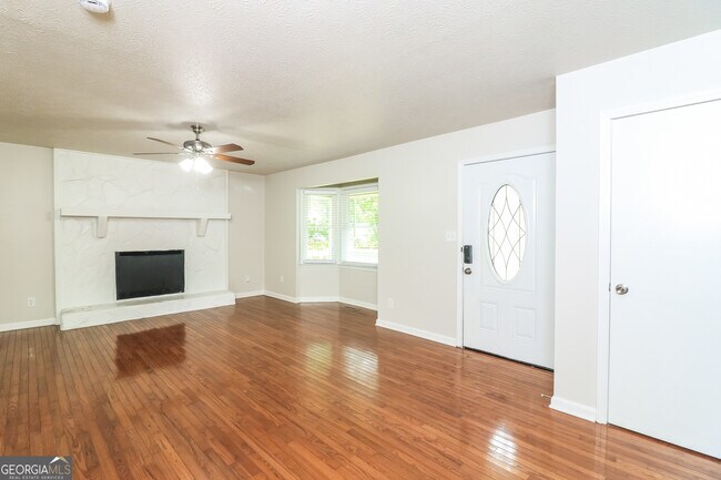 Building Photo - 400 Lake Swan Ct