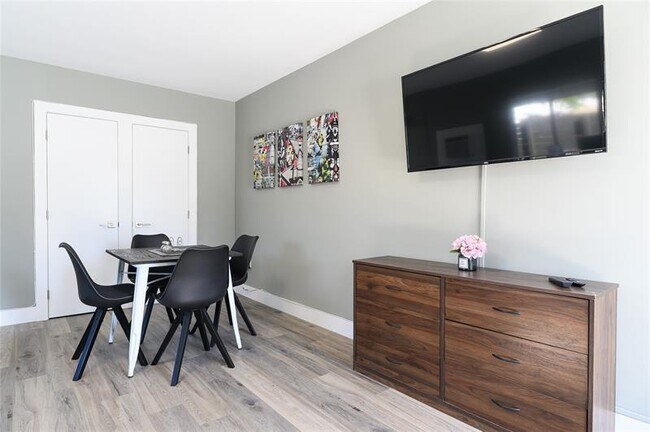 Building Photo - 1020 N Victoria Park Rd