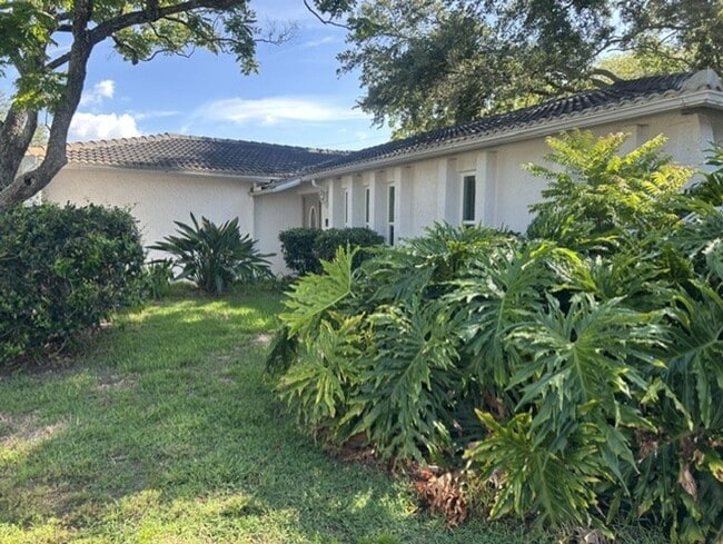 Building Photo - 3/2 available now! Welcome home!