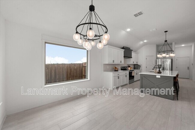 Building Photo - 816 Tesslynn Ave