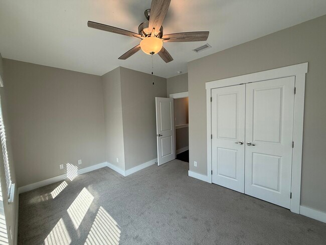 Building Photo - 202 Date Palm Ln