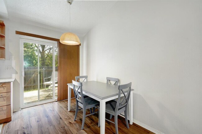 Building Photo - 1015 E Yager Ln