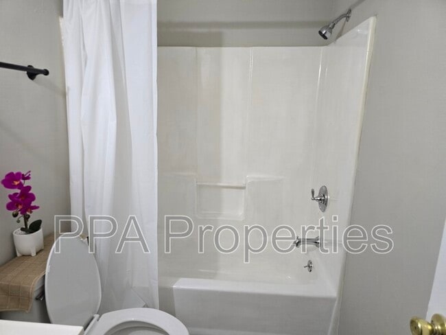 Building Photo - 2231 Summit St