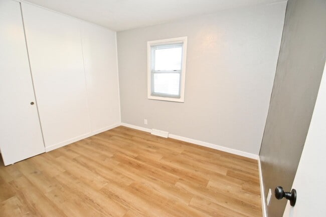 Building Photo - Close to Notre Dame, 3 bedroom home with 2...