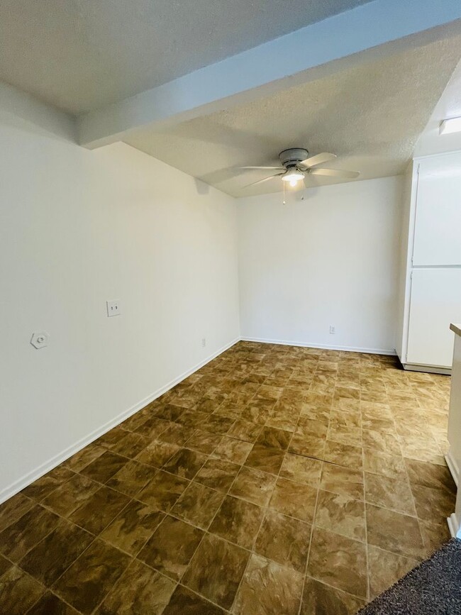 Building Photo - Spacious 2-bedroom 1-bathroom upstairs con...