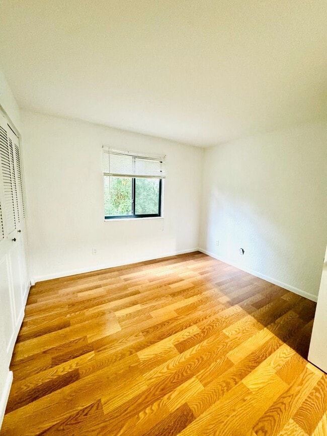 Building Photo - Spacious Ground-Floor 2-Bed/2-Bath Condo in Gated Community!