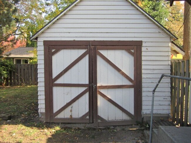 Building Photo - Cute Newley Remodeled 3 BD in Aloha!!