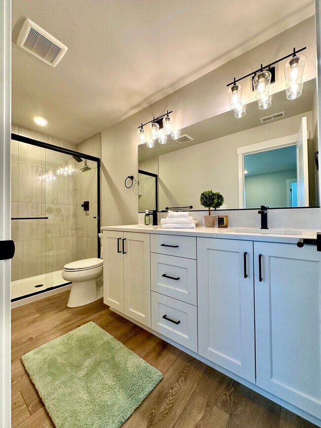 Building Photo - Beautiful 3 bdrm end unit townhome with side yard available in Petrosa.